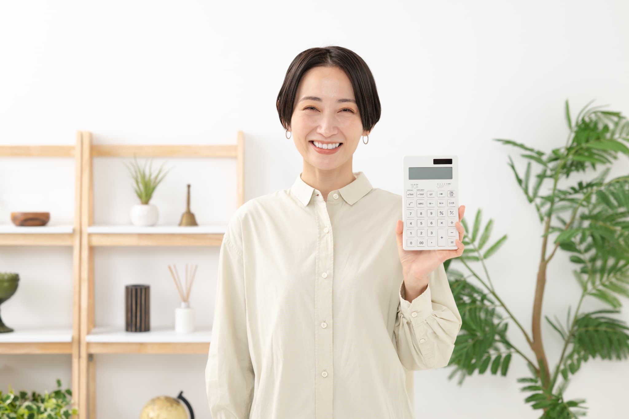 歯のブリッジ治療にかかる費用を伝える女性