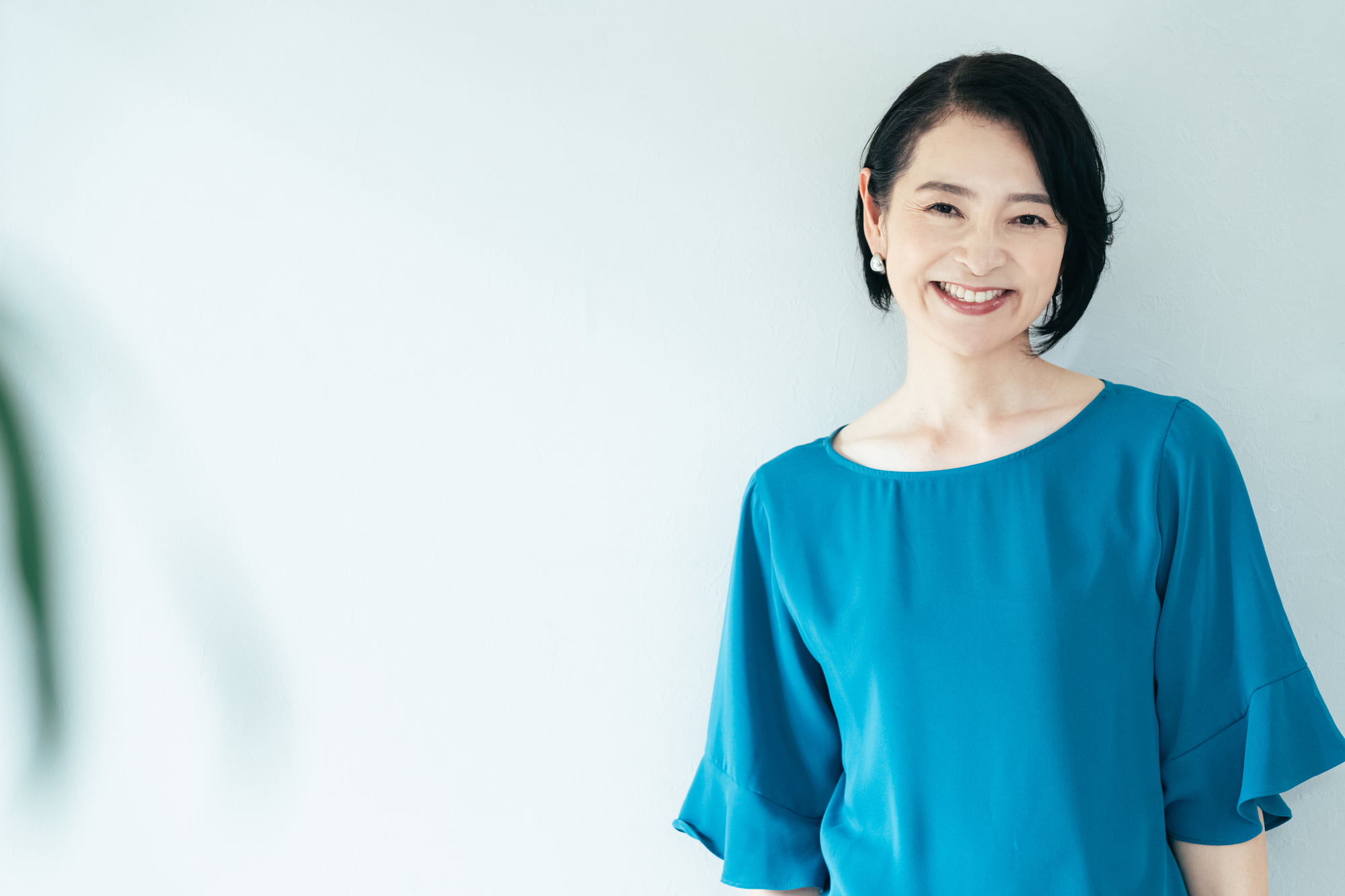 インプラントの見た目に満足して微笑む女性