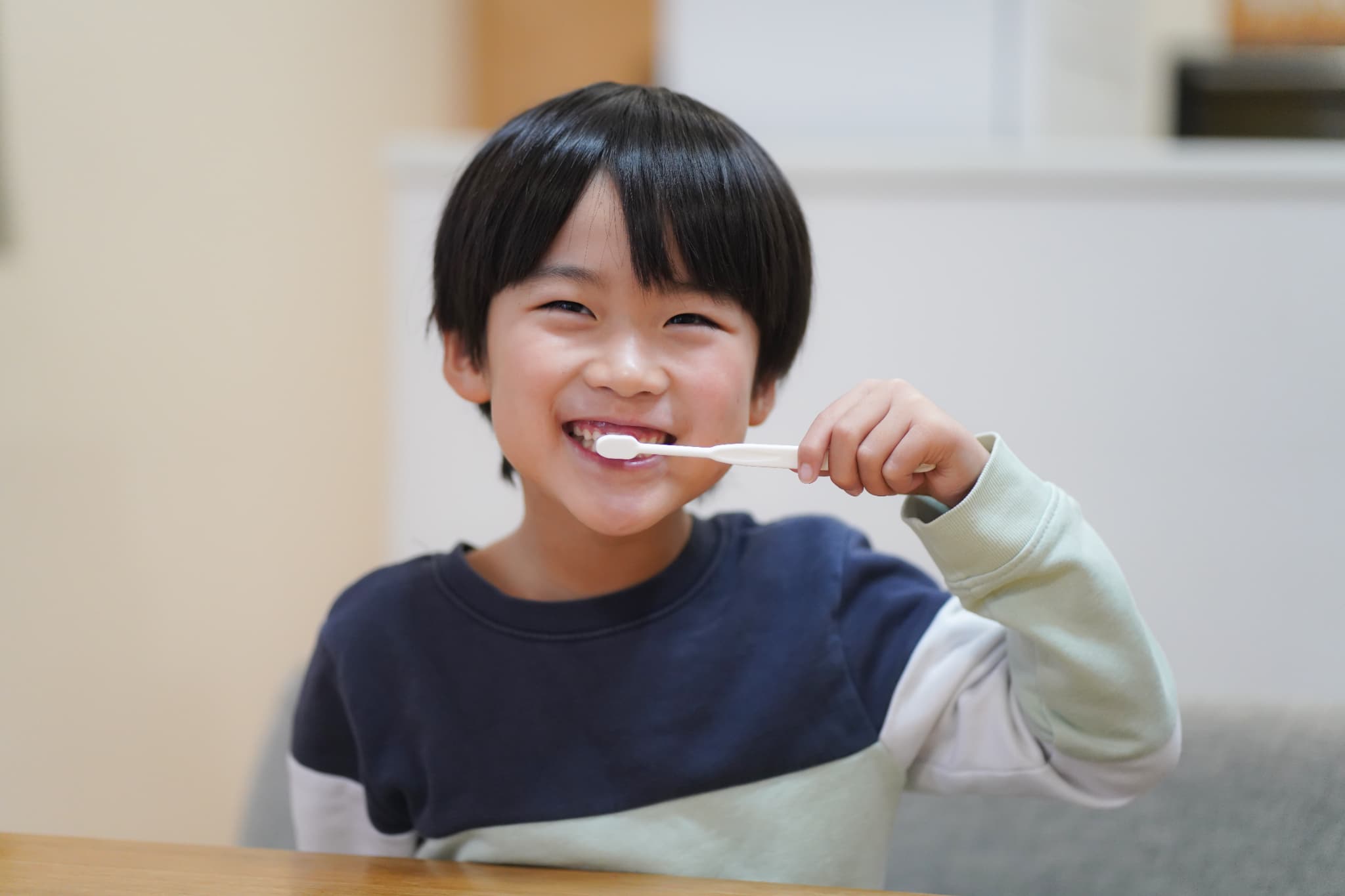 歯磨きをして歯石を予防する男の子