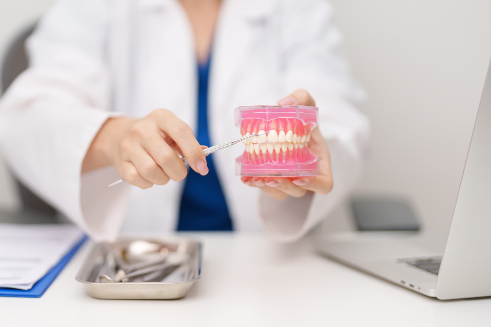 子どもの歯石取りの方法を説明する歯科医師