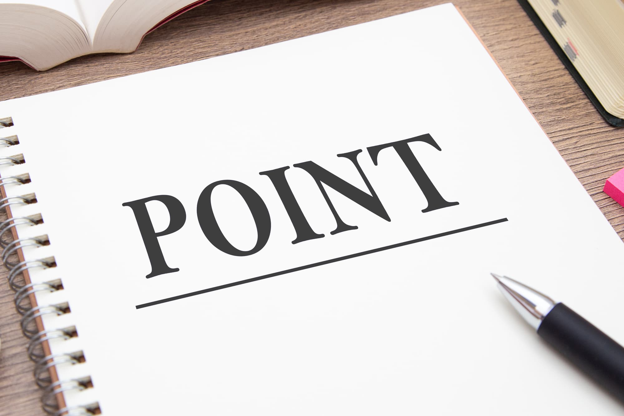 インプラントの見た目を自然にするためのポイントを示す文字