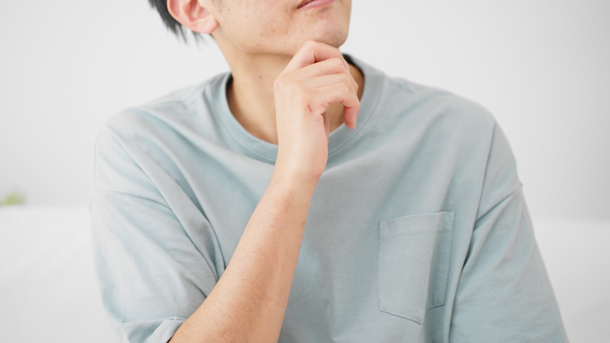 親知らずは抜いたほうがいいのか考える男性