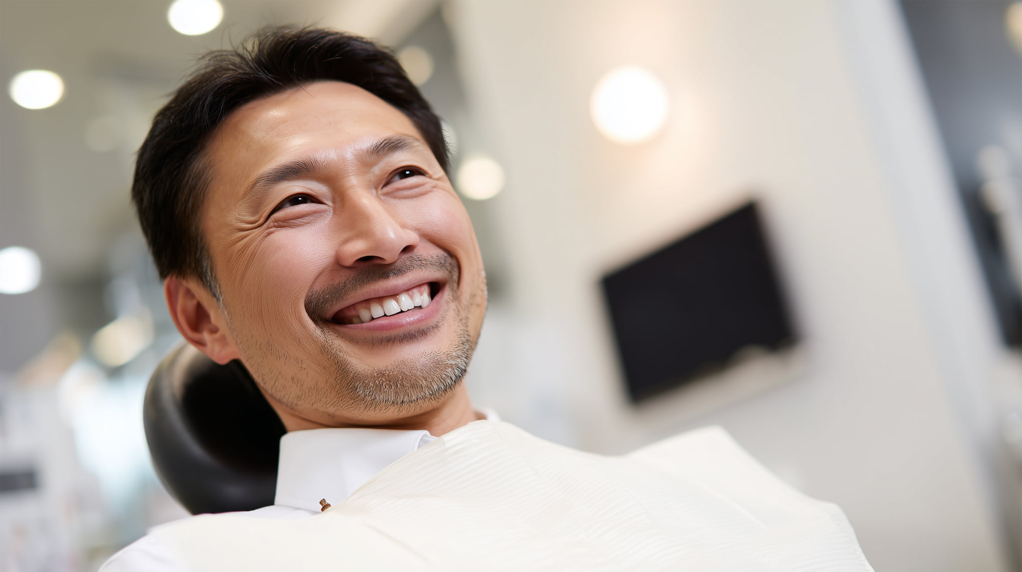歯周外科治療を受けた笑顔の男性