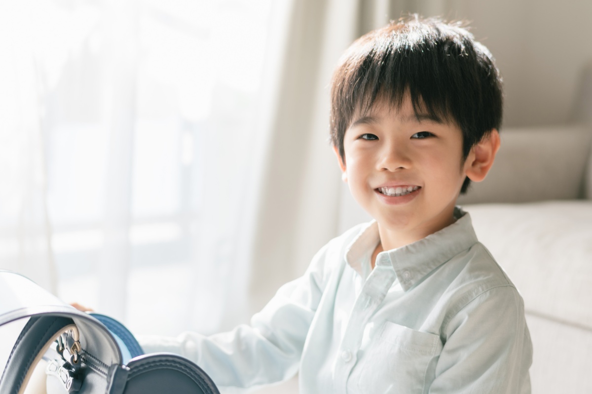 笑顔の小学生の男の子