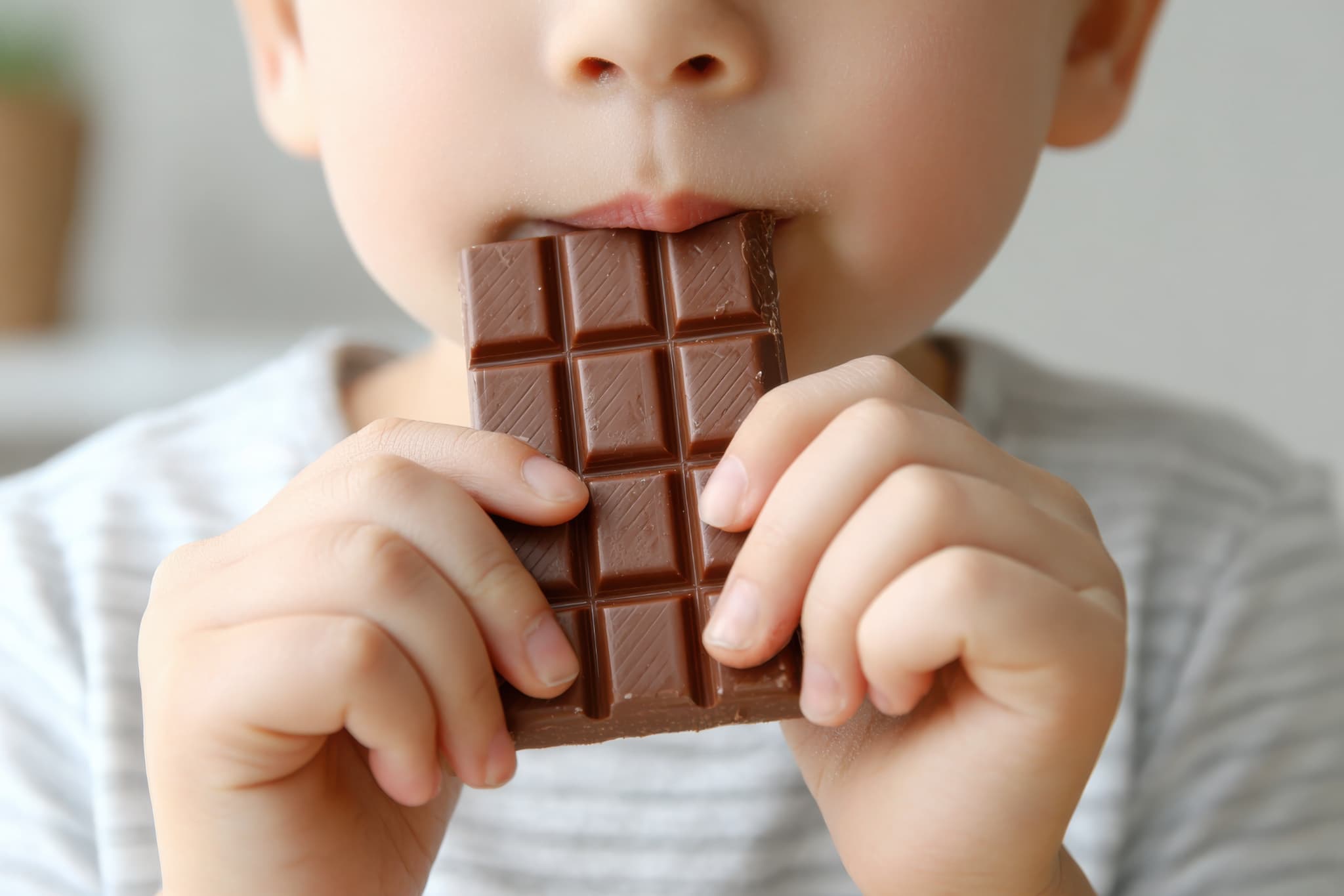 甘いチョコレートを食べている子ども
