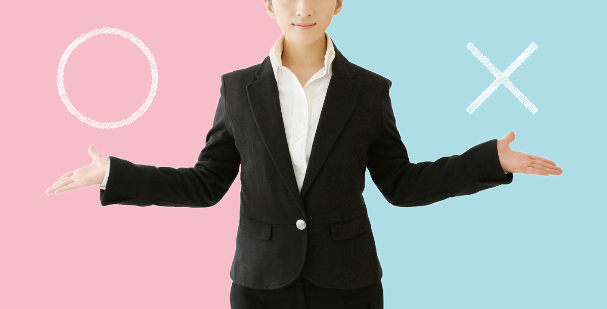 マルとバツを両手で示す女性