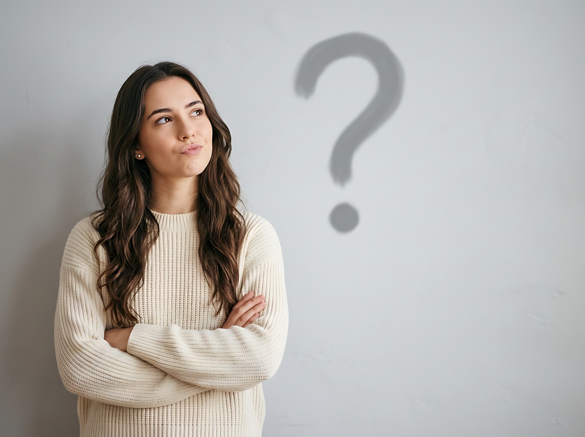 インプラントは虫歯になるのか考える女性